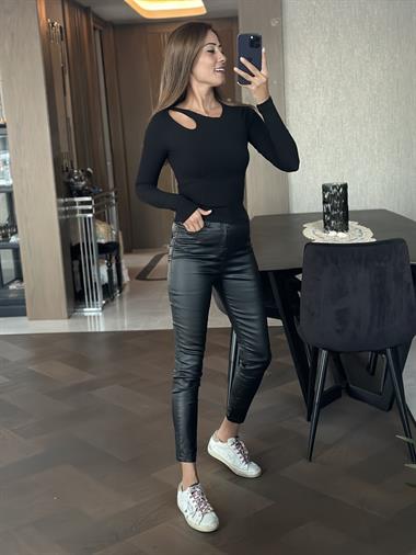 Siyah Uzun Kol Asimetrik Yaka Pencere Detay Kaşkorse Kadın Bluz 