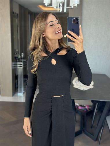 Siyah Uzun Kol Yakası Çapraz Dekolteli Kaşkorse Kadın Bluz 
