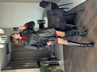 Siyah Vatkalı Ara Boy Kuşaklı Kadın Deri Trençkot