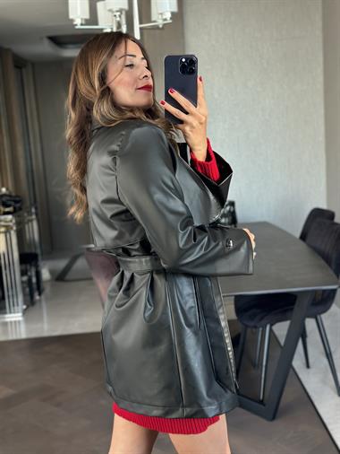 Siyah Vatkalı Ara Boy Kuşaklı Kadın Deri Trençkot