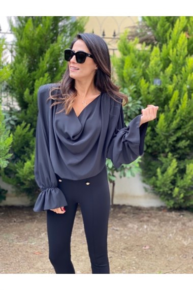 Siyah Vatkalı Degaje Yaka Bluz