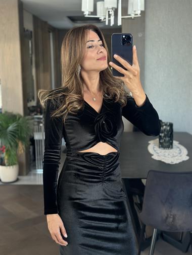 Siyah Vatkalı Gül Aksesuarlı Bel Dekolteli Kadın Kadife Elbise
