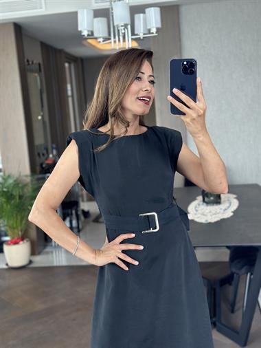 Siyah Vatkalı Kemerli Eteği Volanlı Bisiklet Yaka Kadın Elbise 