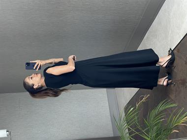 Siyah Vatkalı V Yaka Önü Tokalı Kadın Midi Boy Elbise