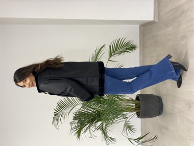 Siyah Yakası Kemerli Lamine Deri Kadın Mont