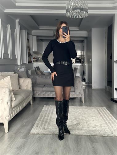 Siyah Yakası Metal Aksesuarlı Kadın Triko Kazak