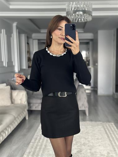 Siyah Yakası Metal Aksesuarlı Kadın Triko Kazak