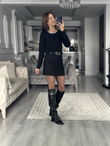 Siyah Yakası Metal Aksesuarlı Kadın Triko Kazak