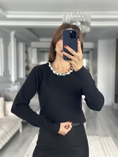 Siyah Yakası Metal Aksesuarlı Kadın Triko Kazak