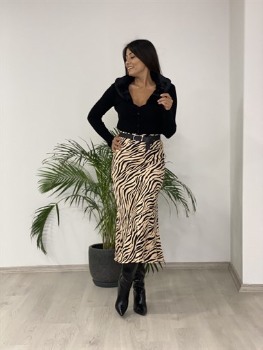 Siyah Yakası Peluş Önü Düğmeli Fitilli Triko Hırka