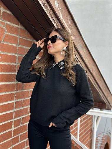 Siyah Yakası Taş Detaylı Yumoş Triko Kadın Kazak