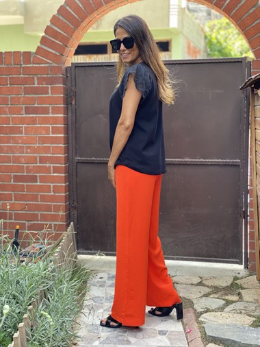 Siyah Yakası Ve Kolları Fisto Detay Kadın T-Shirt