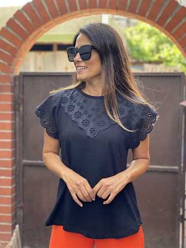 Siyah Yakası Ve Kolları Fisto Detay Kadın T-Shirt