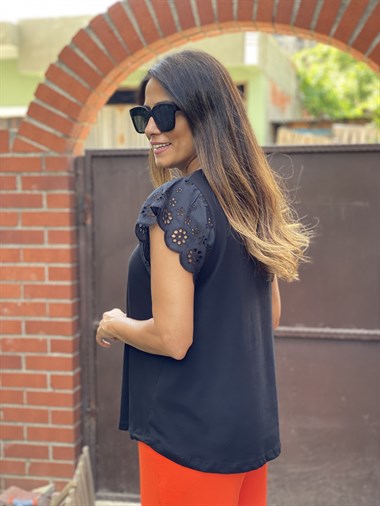 Siyah Yakası Ve Kolları Fisto Detay Kadın T-Shirt