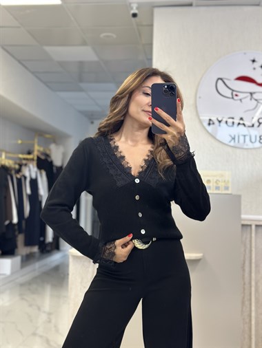 Siyah Yakası Ve Kolu Dantelli Düğmeli Kadın Hırka 