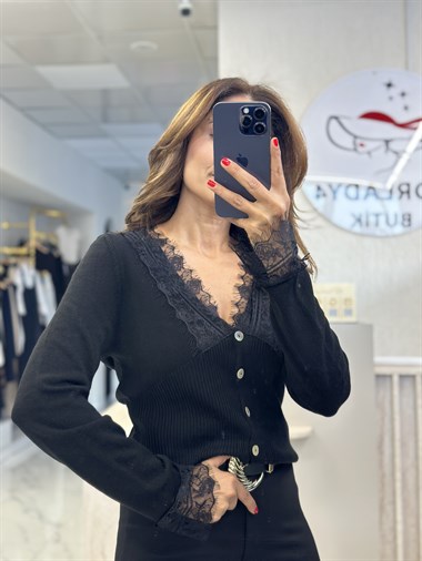 Siyah Yakası Ve Kolu Dantelli Düğmeli Kadın Hırka 