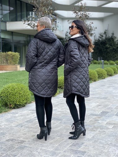 Siyah Yan Yırtmacı Çıtçıtlı Baklava Kapitone Kadın Mont