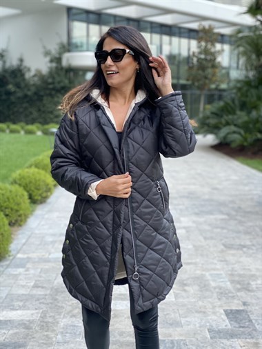 Siyah Yan Yırtmacı Çıtçıtlı Baklava Kapitone Kadın Mont