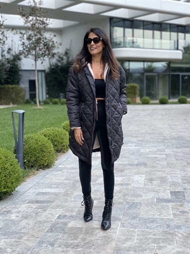 Siyah Yan Yırtmacı Çıtçıtlı Baklava Kapitone Kadın Mont