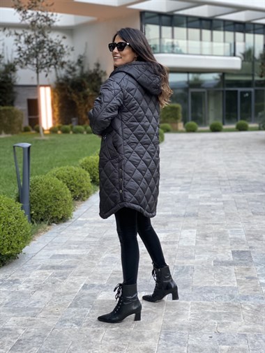 Siyah Yan Yırtmacı Çıtçıtlı Baklava Kapitone Kadın Mont