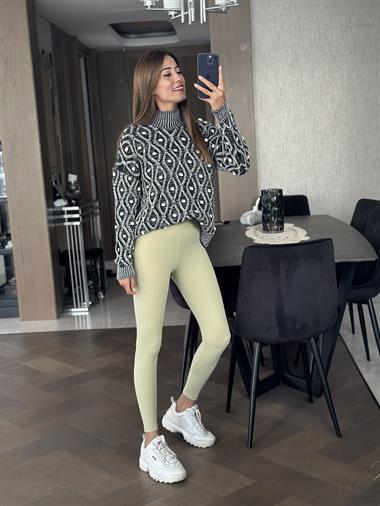 Siyah Yarım Balıkçı Ponponlu Muline Kadın Kazak