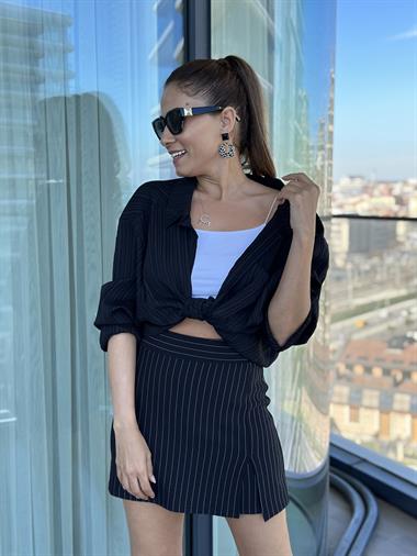 Siyah Yırtmaçlı Çizgili Krep Kadın Şort Etek