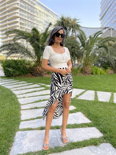 Siyah Zebra Desen Yanı Büzgülü Krep Kadın Etek