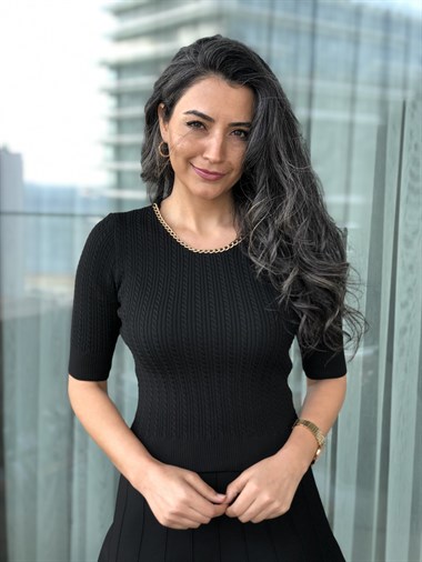 Siyah Zincir Detaylı Saç Örgü Triko Bluz