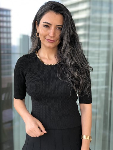 Siyah Zincir Detaylı Saç Örgü Triko Bluz