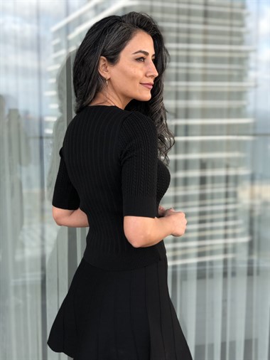 Siyah Zincir Detaylı Saç Örgü Triko Bluz