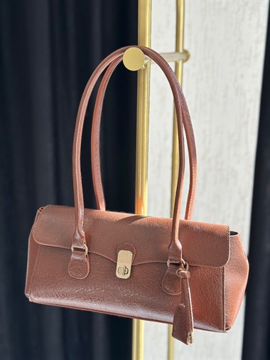 Taba Gold Kilit Detaylı Şık Kadın Omuz Çantası