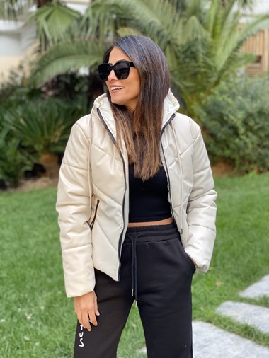 Taş Kapüşonlu Kısa Şişme Deri Kadın Mont