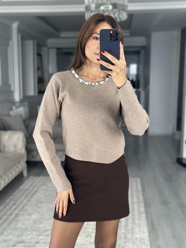 Vizon Yakası Metal Aksesuarlı Kadın Triko Kazak