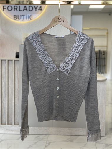 Vizon Yakası Ve Kolu Dantelli Düğmeli Kadın Hırka 