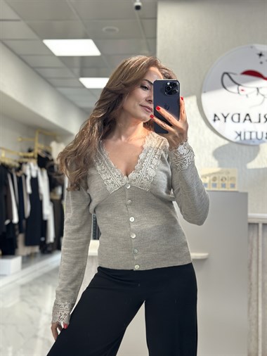 Vizon Yakası Ve Kolu Dantelli Düğmeli Kadın Hırka 