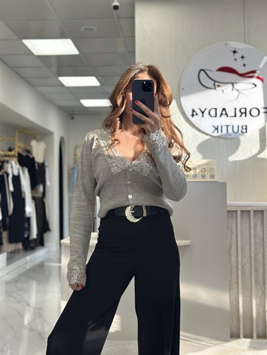 Vizon Yakası Ve Kolu Dantelli Düğmeli Kadın Hırka 