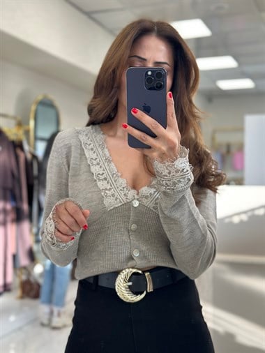 Vizon Yakası Ve Kolu Dantelli Düğmeli Kadın Hırka 