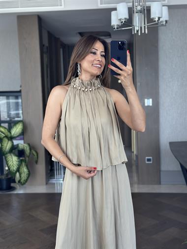 Yağ Yeşili Boğazı Boncuklu Crush İpek Saten Maksi Boy Kadın Elbise 