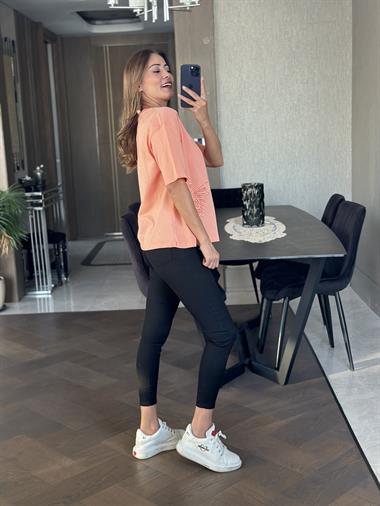 Yavruağzı İki Kelebek Güpür Detay Bisiklet Yaka Kadın T-shirt