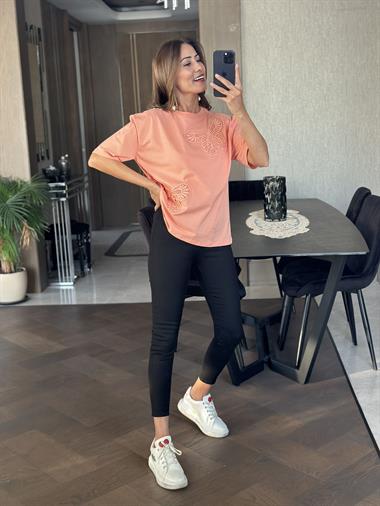Yavruağzı İki Kelebek Güpür Detay Bisiklet Yaka Kadın T-shirt