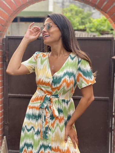 Yeşil Renkli Önü Düğmeli Kuşaklı  Kadın Elbise