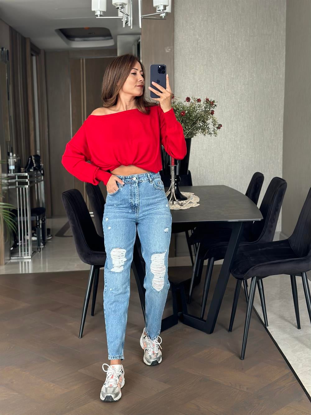 Açık Mavi Karol Yırtık Detay Mom Fit Kadın Jean