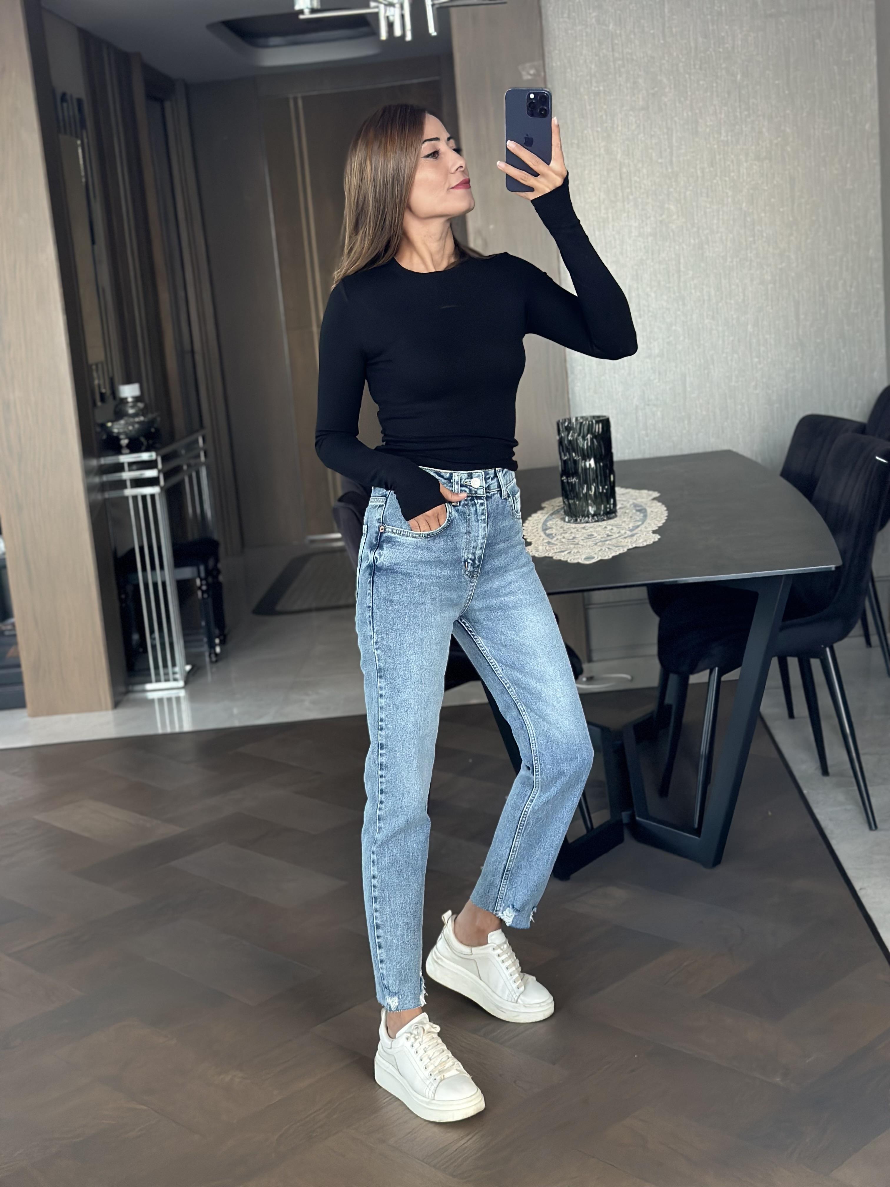 Açık Mavi Orjinal Marka Paçası Yırtık Detay Kadın Mom Jean