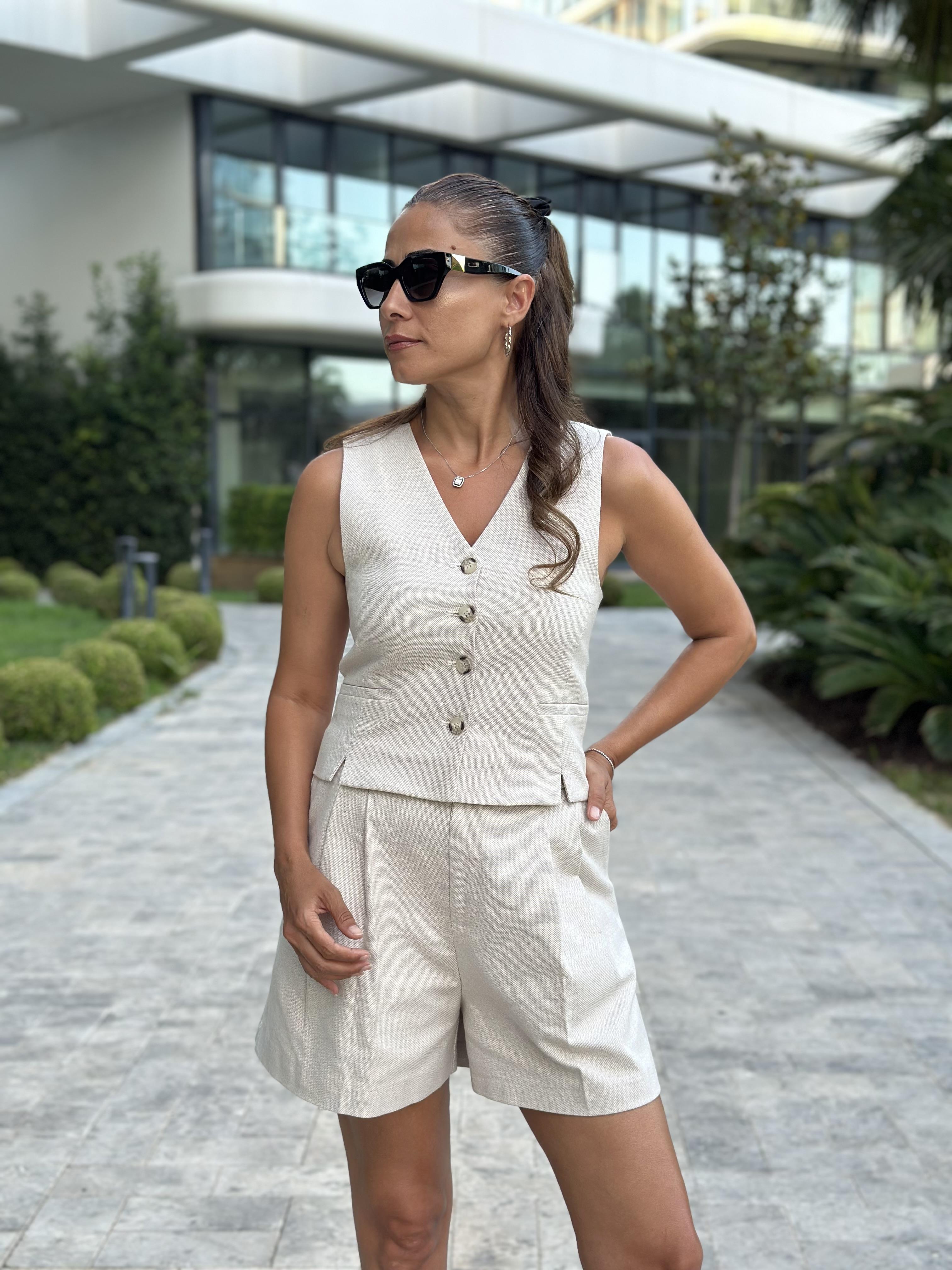 Bej Karol Yeleği Minik Yırtmaçlı Şortlu Kadın İkili Takım