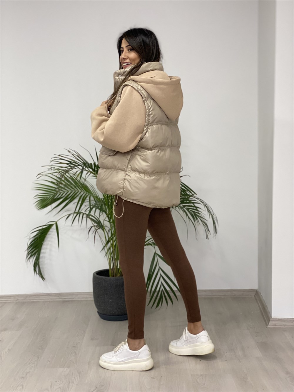 Bej Kolları Ve Kapüşonu Sweat Detay Şişme Kadın Mont