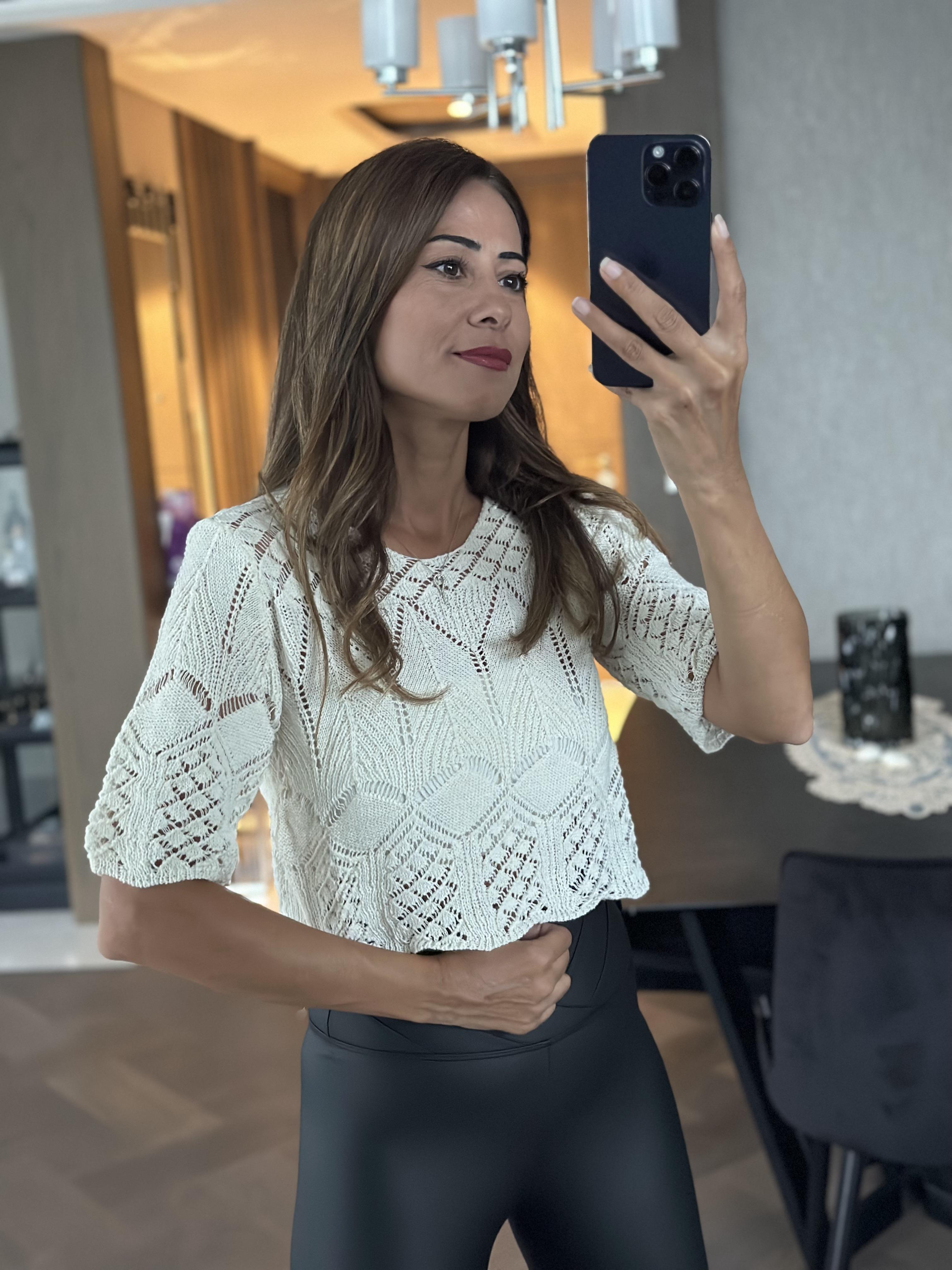 Beyaz Bisiklet Yaka Kısa Kol Triko Ajurlu Kadın Crop Bluz