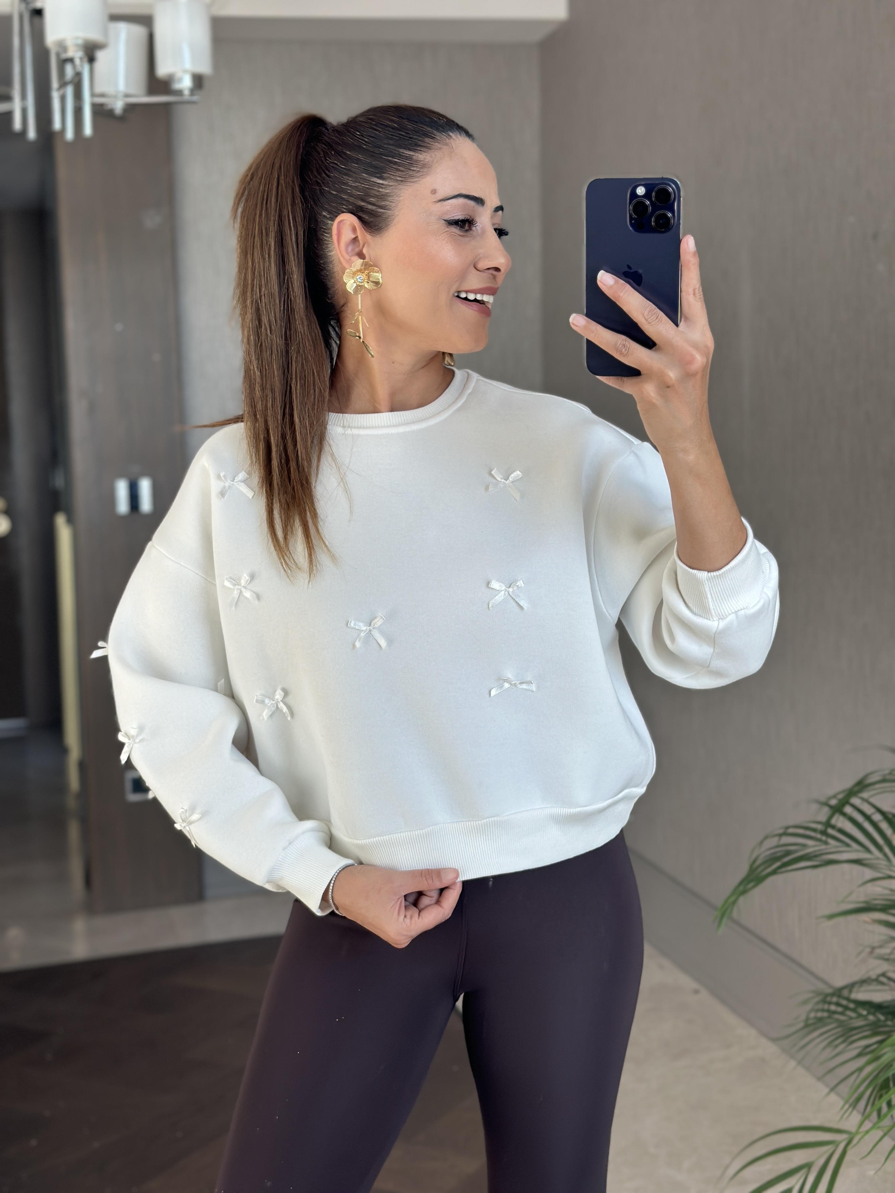 Beyaz Bisiklet Yaka Kurdele Detaylı Şardonlu Kadın Sweatshirt