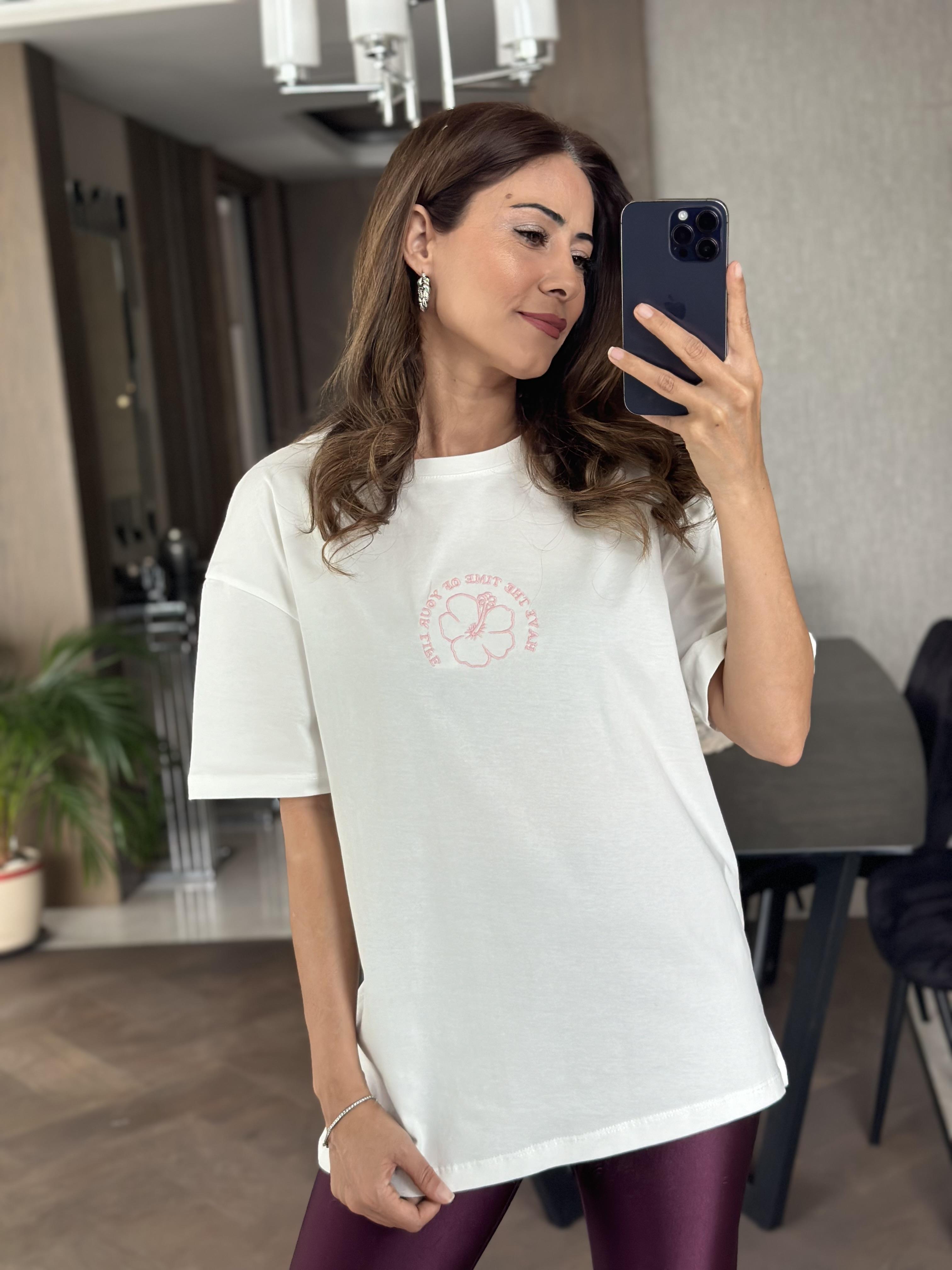 Beyaz Bisiklet Yaka Önü Ve Arkası Çiçek İşlemeli Kadın T-Shirt