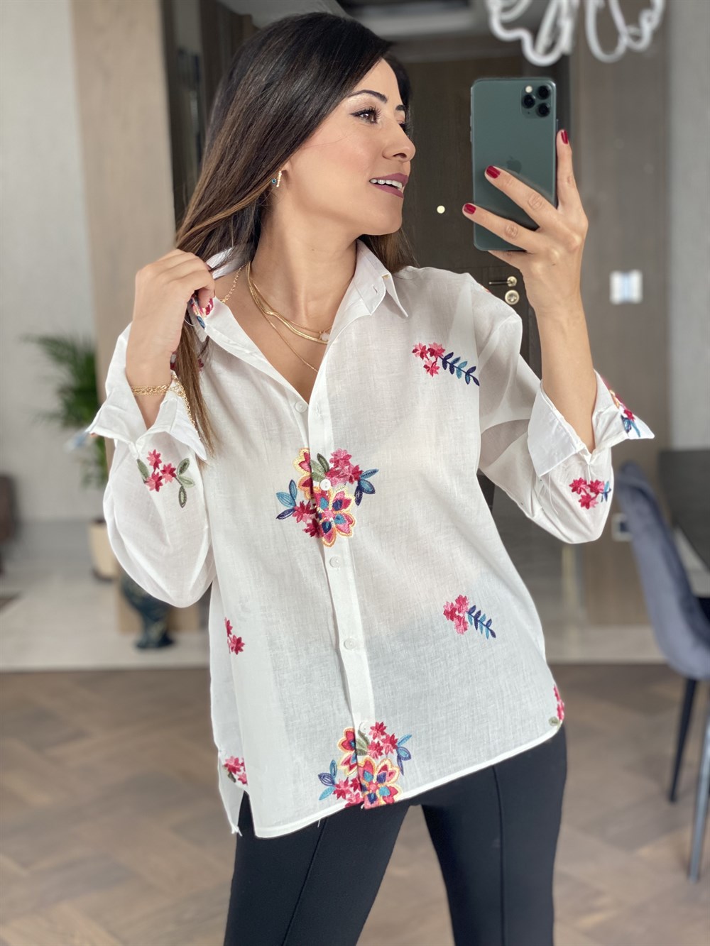 Beyaz Çiçek Nakışlı Keten Gömlek