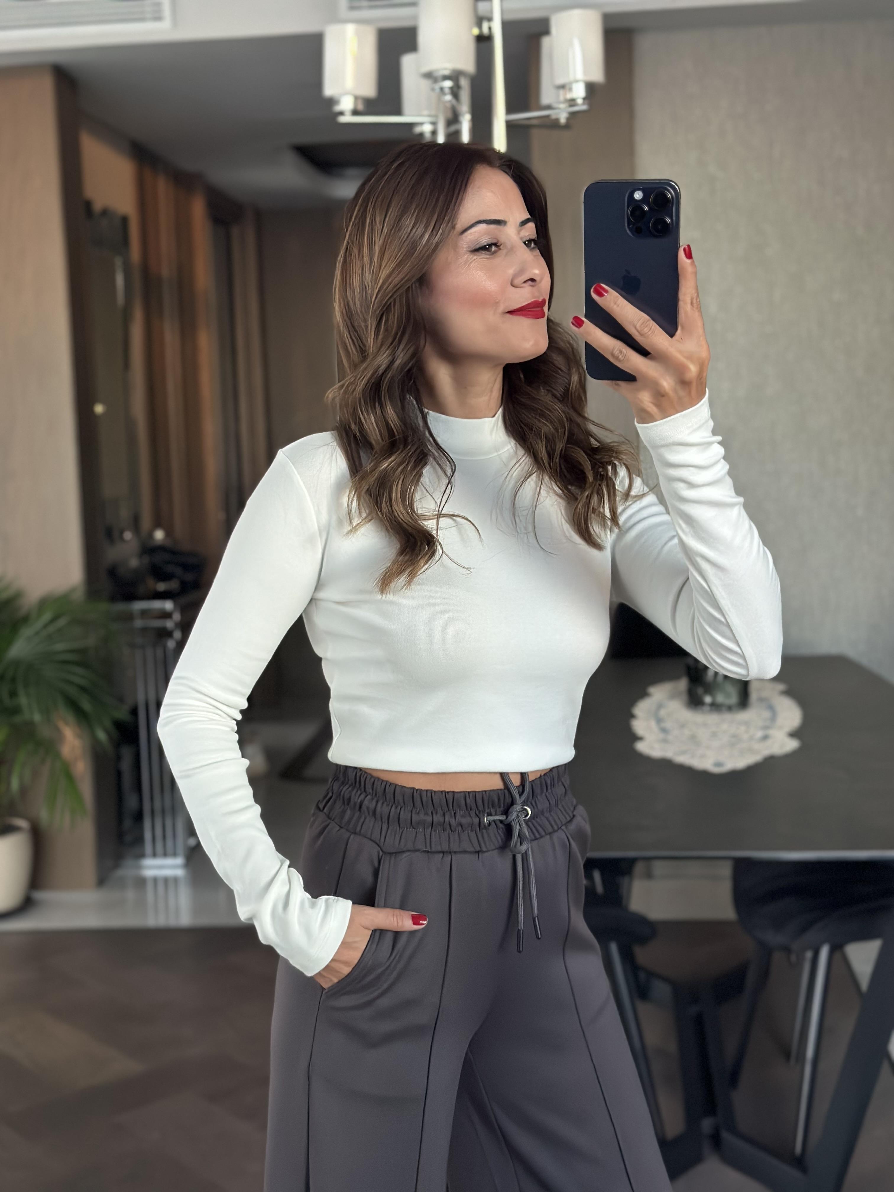 Beyaz Dik Yaka Uzun Kol Kadın Crop Body